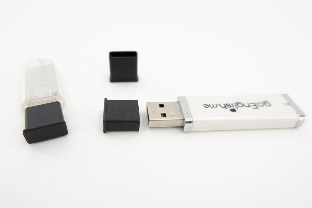 Универсальная крышка для флешки USB White. Жесткая. Подходит под все USB Flash накопители или на любой разъём USB male. Цвет Черный .  - Pic n 308980