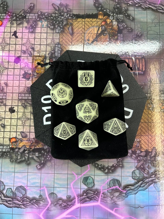 Дайсы для НРИ «DnD D Lumine runes»! Подземелья и драконы игральные кости 7 штук. Кубики для ДнД люминесцентные, атрибуты мастера ДнД.  - Pic n 309209