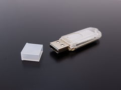 Универсальная крышка для флешки USB White. Жесткая. Подходит под все USB Flash накопители или на любой разъём USB male. Цвет прозрачный белый.  - Pic n 308979