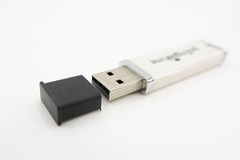 Универсальная крышка для флешки USB White. Жесткая. Подходит под все USB Flash накопители или на любой разъём USB male. Цвет Черный .  - Pic n 308980