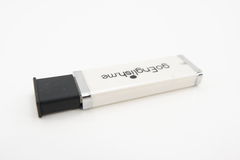 Универсальная крышка для флешки USB White. Жесткая. Подходит под все USB Flash накопители или на любой разъём USB male. Цвет Черный .  - Pic n 308980